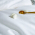 GULILANブランドの家庭用紡績絹糸は100%桑蚕糸冬にコダブル春、秋冬には全綿ジャカと刺繡糸によつて冬にかけて布団に芯古韻-白220*80斤である。