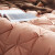 羽毛布団は95白フザによって冬布団に単ダブルをコアとして特売しています。布团は全绵で厚くて暖かいです。フェザは寝具に捻り花臻享-コーヒ220*240 cm(秋冬のベト95白フェザ)